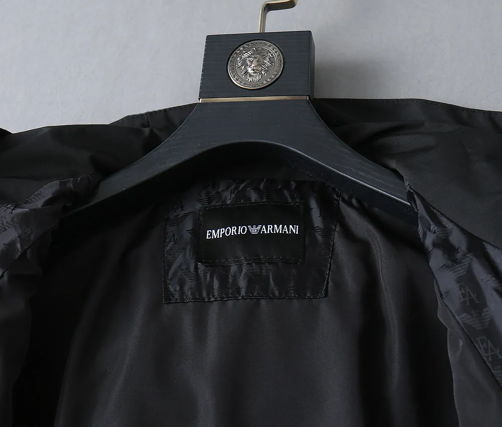 Armani official website Same Style, complete with three labels, on sale in advance. 2026 Autumn and Winter New Arrival men's jacket, Original with complete three labels, Premium version. Custom-made fabrics at the counter. Breathable, high comfort, impeccable details, brand element design concept, reflecting high quality. It feels delicate and soft, presents a casual cut, and has a great upper body shape. Sizes: M～3XL,